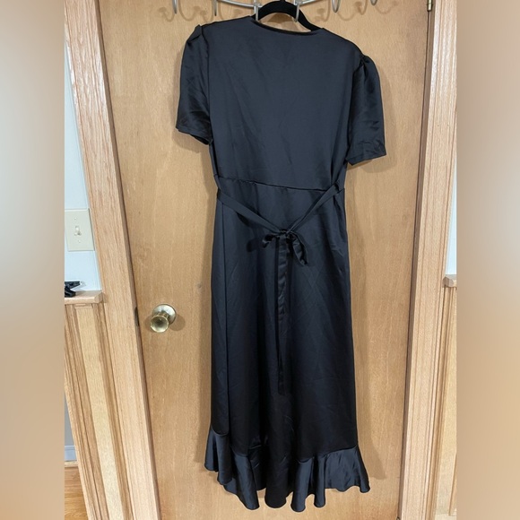 QUEEN B- Black wrap satin like maternity dress NWT - Picture 2 of 4
